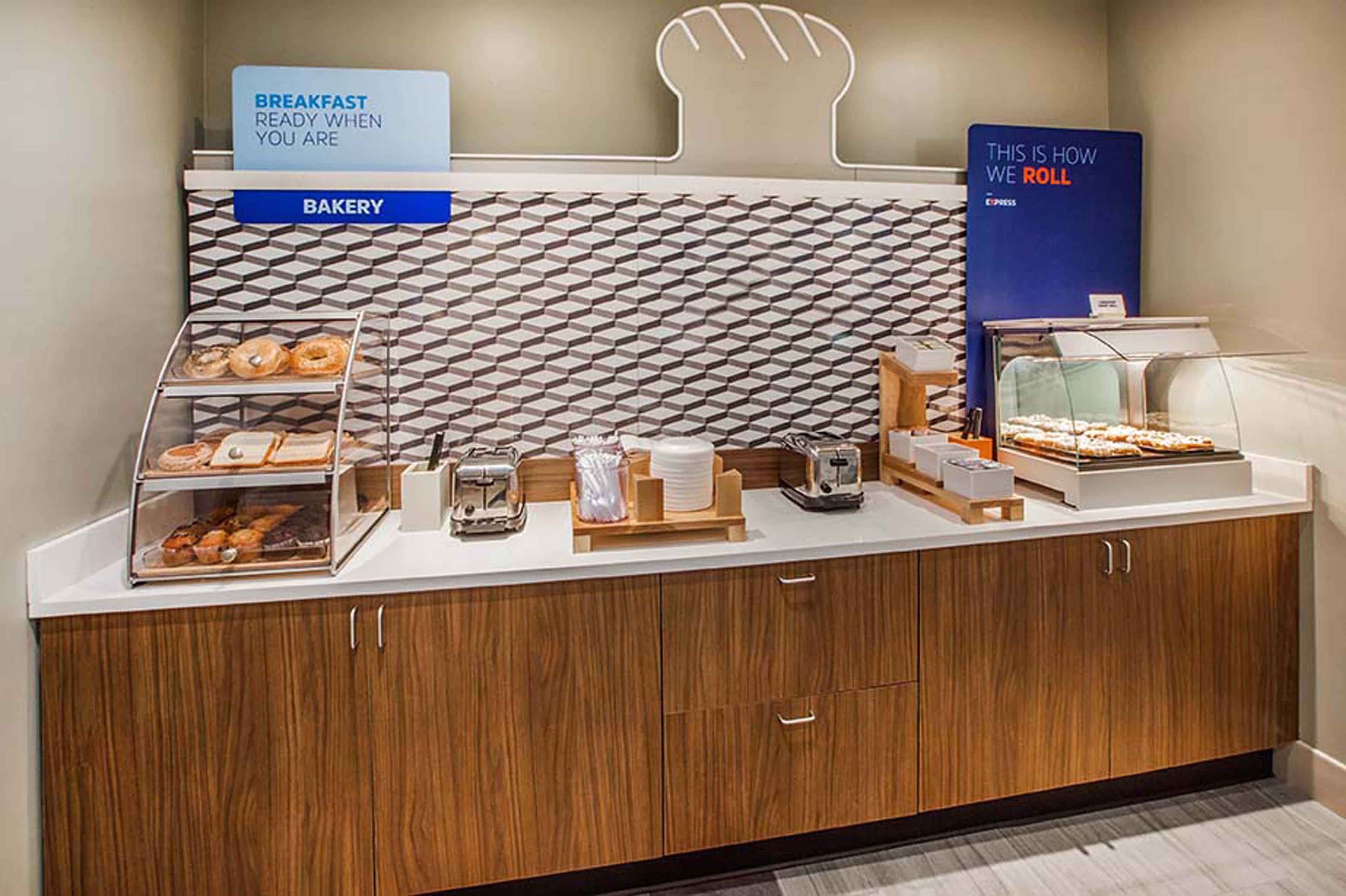 Holiday Inn Express Pratt By Ihg Exterior photo