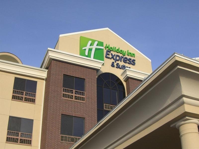 Holiday Inn Express Pratt By Ihg Exterior photo