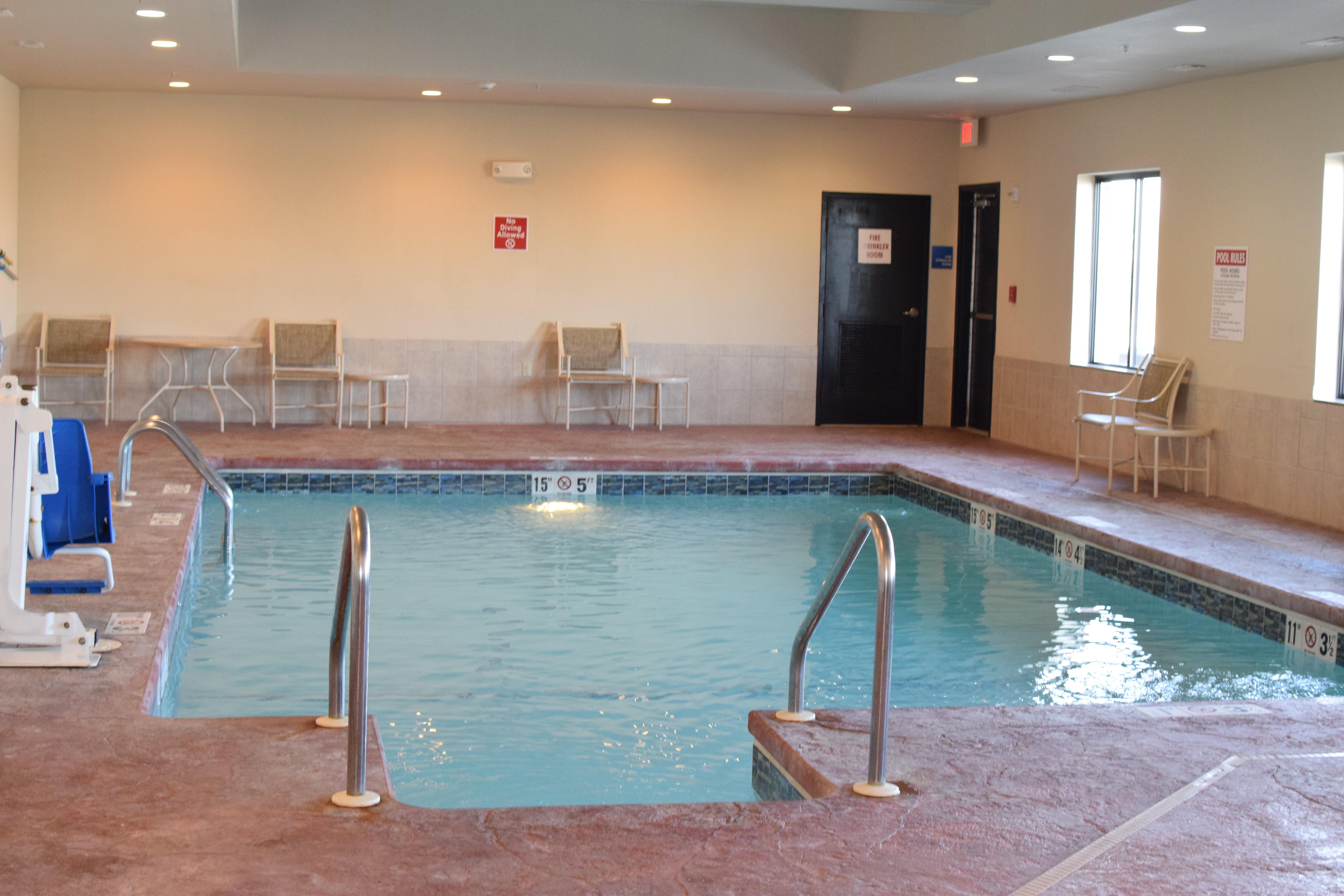 Holiday Inn Express Pratt By Ihg Exterior photo