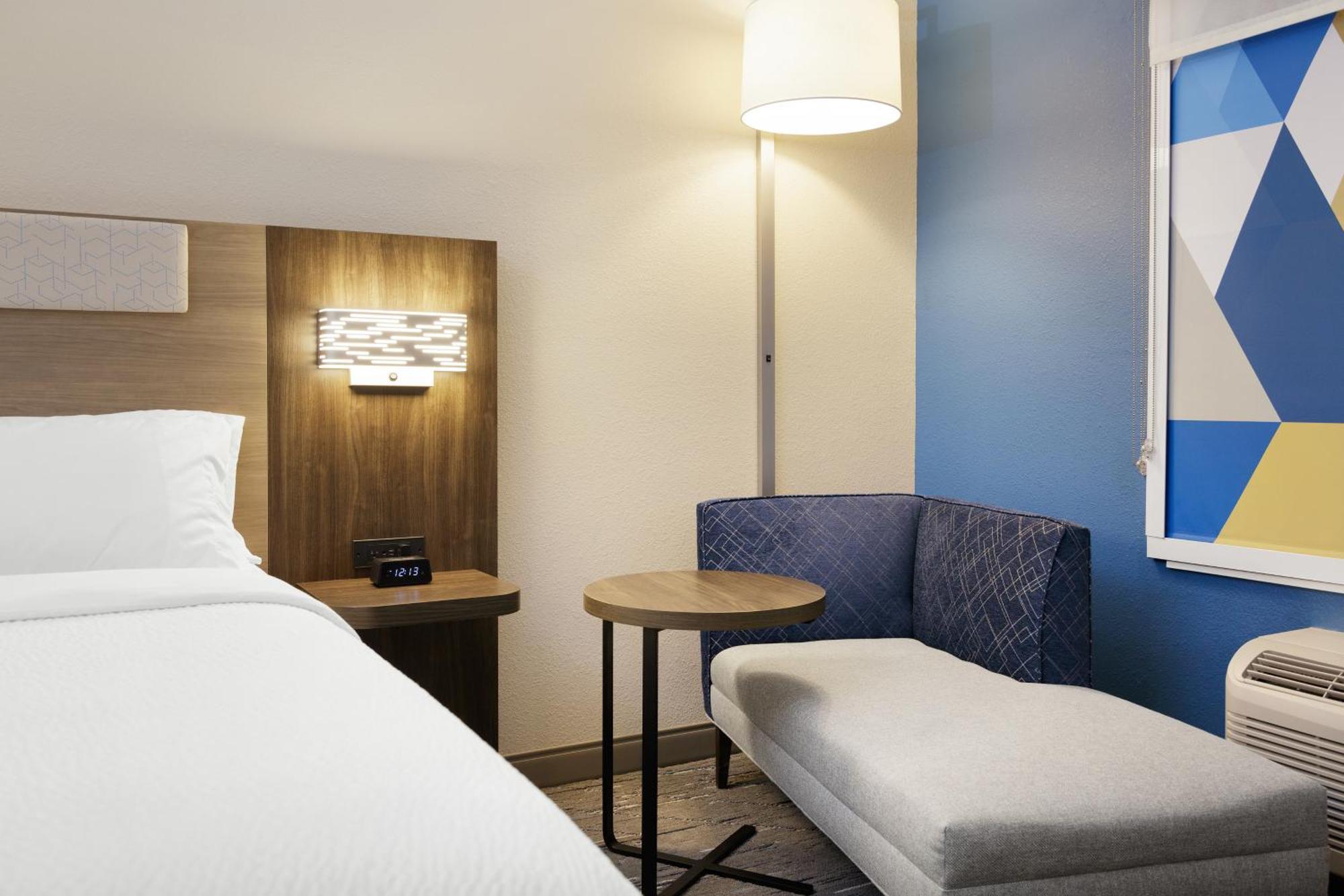 Holiday Inn Express Pratt By Ihg Exterior photo